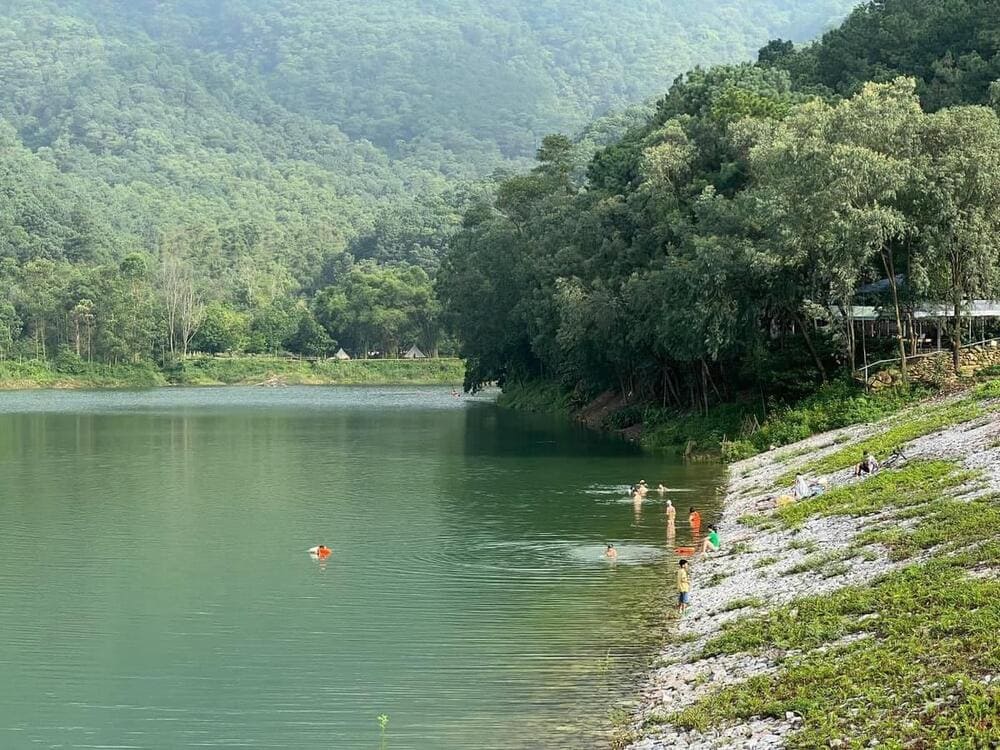 Dưới chân núi Hàm Lợn là một hồ nước trong xanh, tĩnh lặng, thích hợp picnic, cắm trại (Nguồn: Núi Hàm Lợn, Sóc Sơn, Hà Nội)